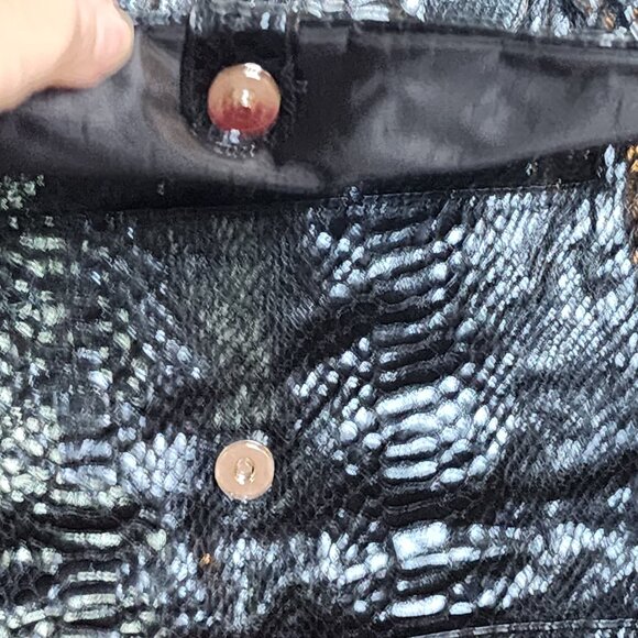 Global New Beginnings Black Faux Snake Double Snap Zip Pockets Large Tote Bag - Picture 7 of 16